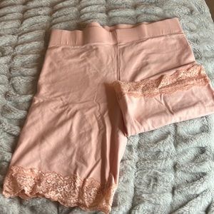 Broker shorts with lace on bottom